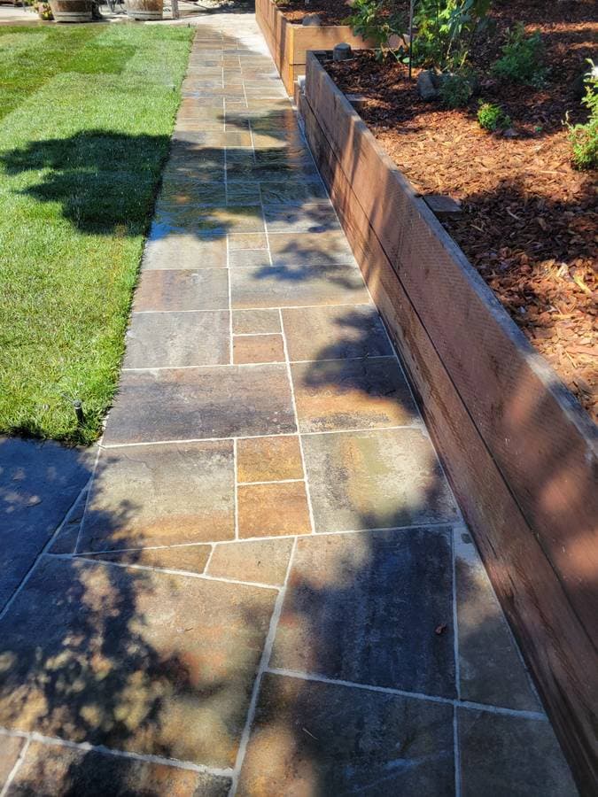 picture of a newly built paver walkway and retaining wall