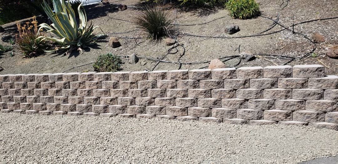 picture of a newly built paver retaining wall
